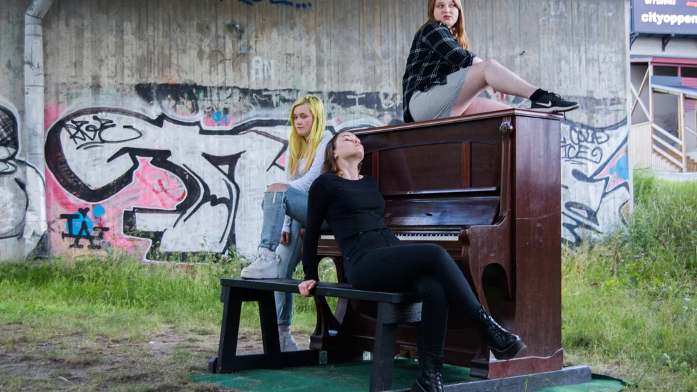 Lämpligt nog hade kommunen ställt ut ett piano under Bergnäsbron som fick vara med i musikvideon. Dansarna Simåne Ekersund Norman och Mikaela Westermark agerar tillsammans med artisten Tindra Pantzare i videon.
