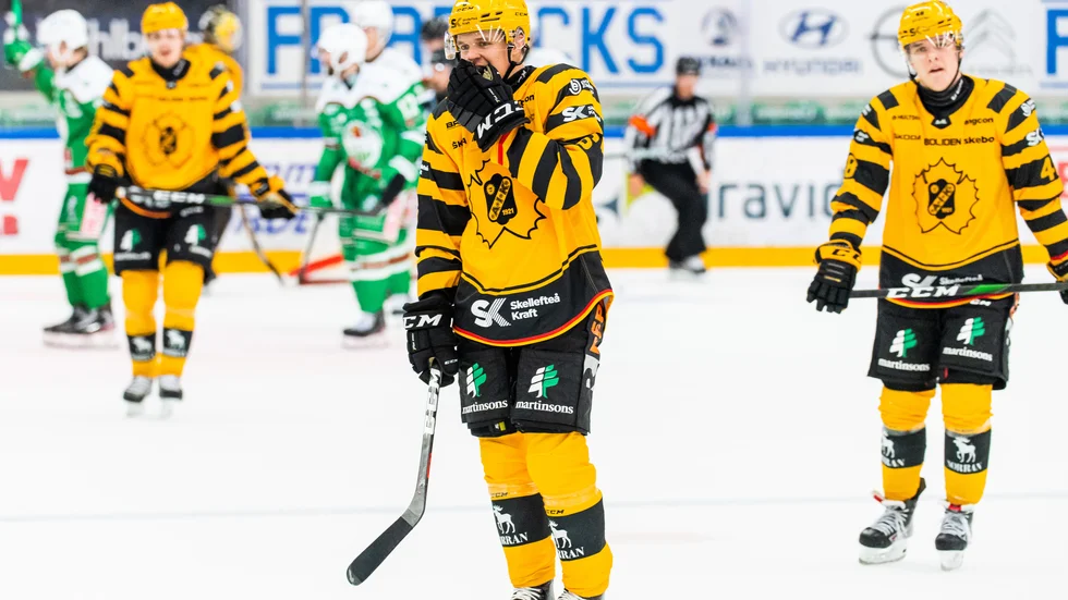 AIK-spelarna deppar efter ett insläppt mål i bortamatchen mot Rögle BK.