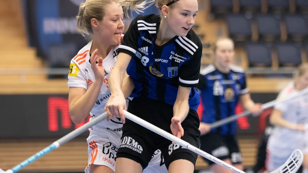 Linnea Hammar i Siriuströjan från en match i våras mot Iksu. Hon ses i duell med Uppsalabekantingen Amanda Delgado-Johansson. Hammar, nu i Rönnby, ställs i kväll mot sitt gamla lag.
