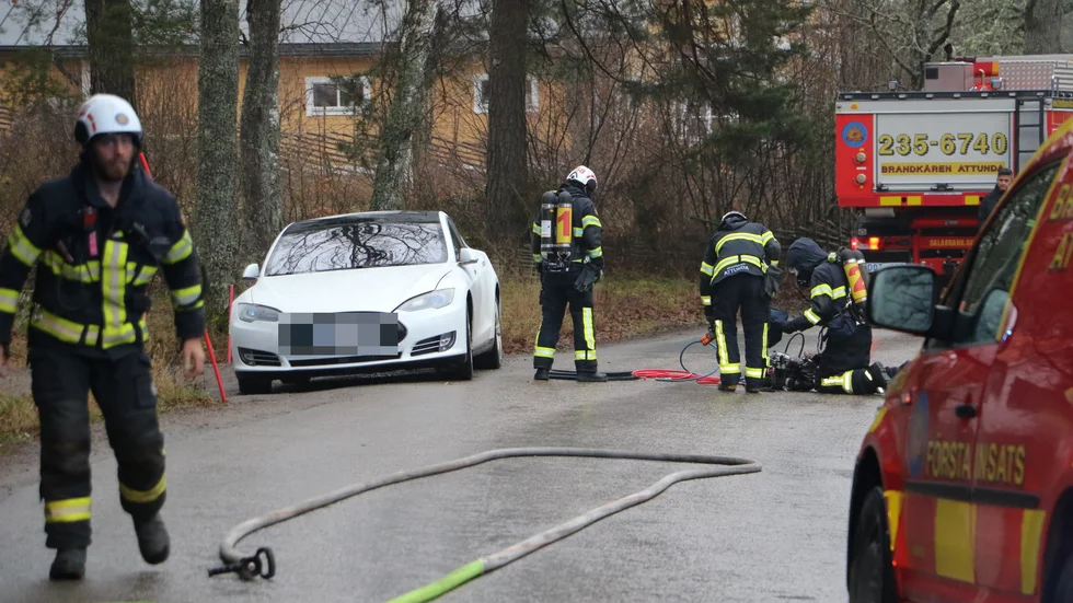En elbil i Knivsta började ryka på söndagen.