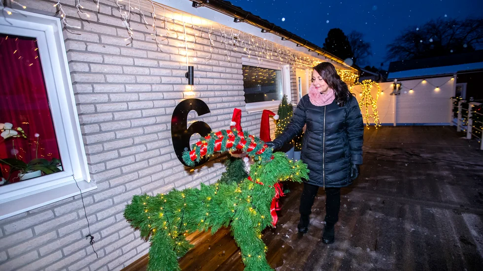 Mona Hedman tillhör de mer pyssliga. Den här julbocken har hon tillverkat själv.