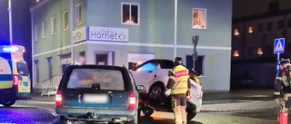 Mopedbil körde upp på personbilens front i krocken