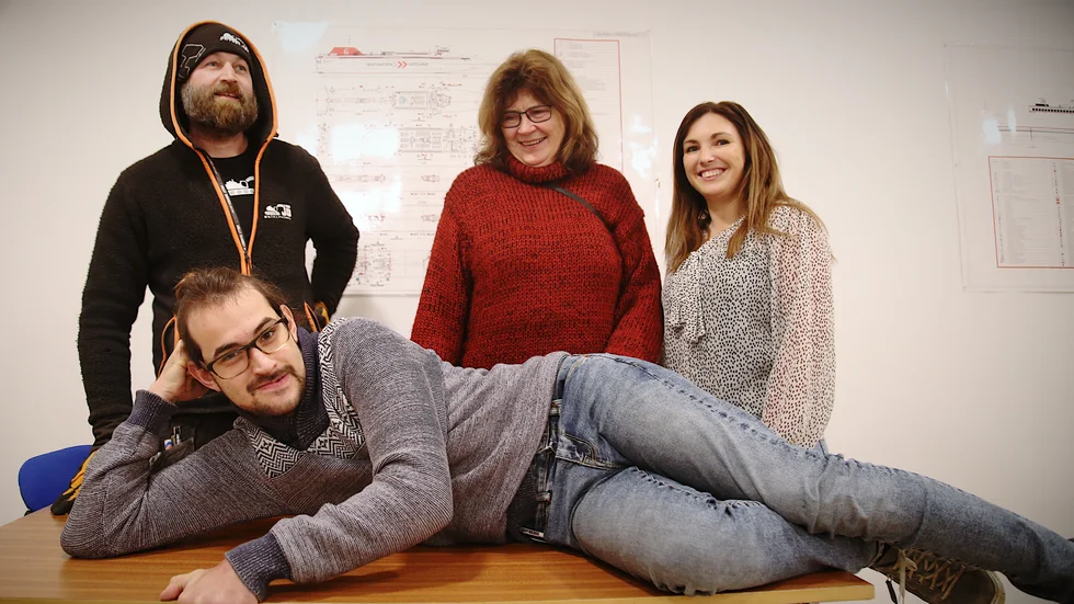 Zamuel Lauberg, Erik Nehro, mamma Lilian Lauberg och assistent Therese Ekström är ett tätt sammansvetsat gäng.