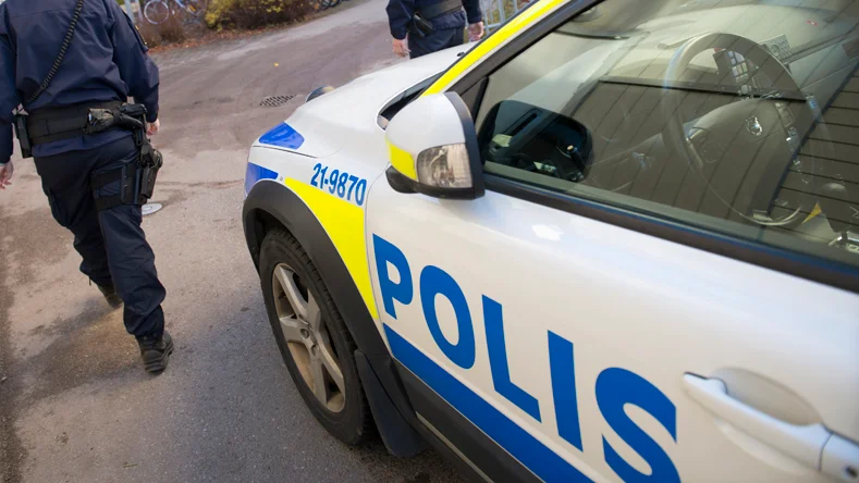 Mannen greps den 22 juni då en villaägare hittade honom sovandes på tomten med en säck med stöldgods intill sig.