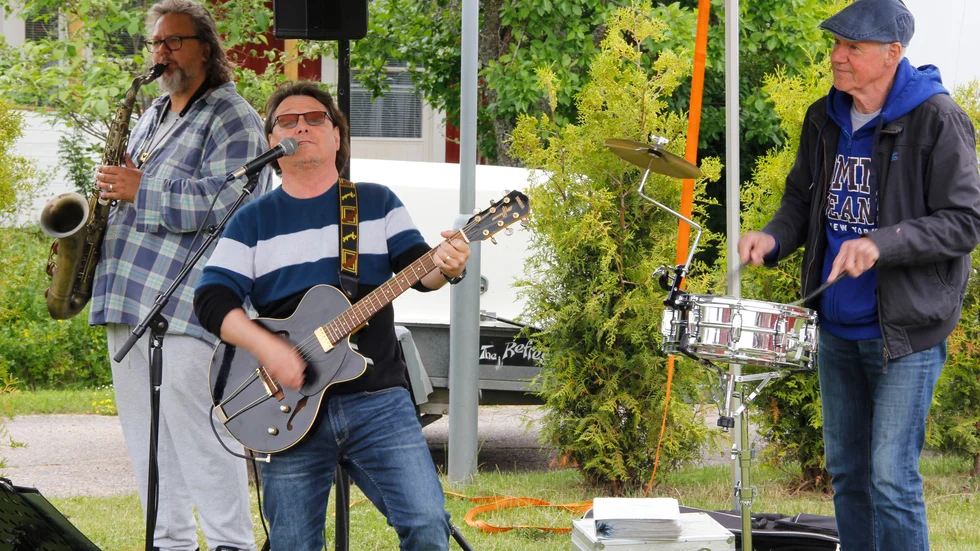 Micke Finell, Mads Clausen och Peder Sundahl underhöll på Fallvägen i Älvkarleby. Nu i sommar ska de bjuda på musik och bryta coronatristessen i flera av Älvkarlebyhus bostadsområden.