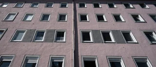 Död kropp i hyreshus – jour struntade i larm