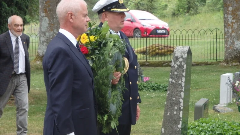 Tyske försvarsattachén och konsuln på väg att lägga ner kransen.