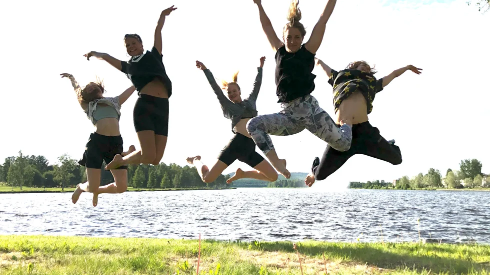 Wilma Säthergren, Engla Lindgren, Julia Frööjd, Linda Lundqvist och Johan Söderholm, medlemmar i Dance Direction Association i Boden jublar över att föreningen fått 1,6 miljoner av Arvsfonden till en ombyggnad av danslokalen.