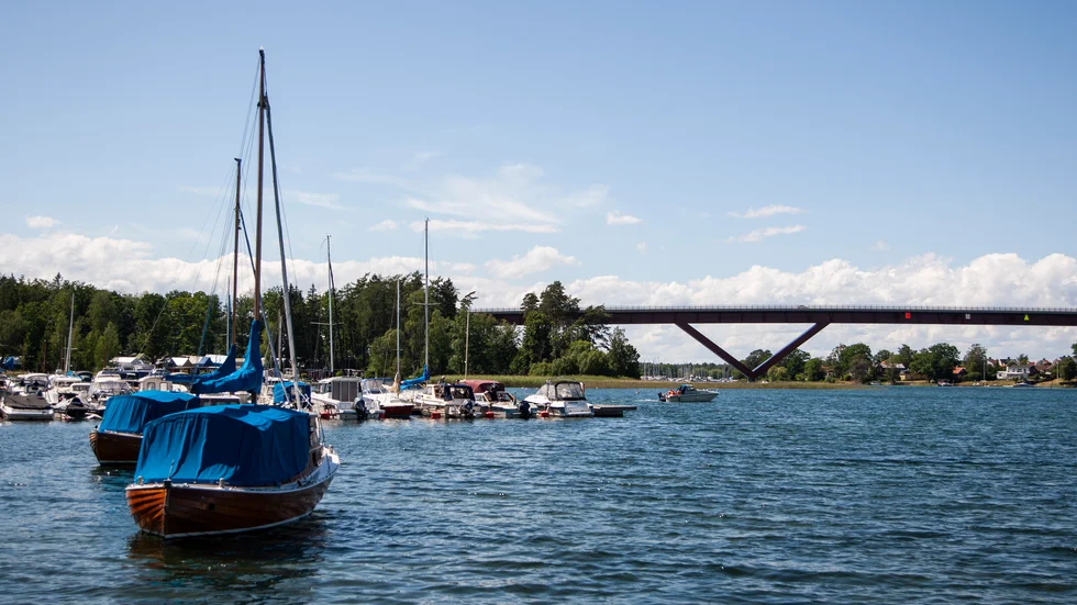 Motala Södra Båtklubb vill se ny skyltning för att minska svallet.