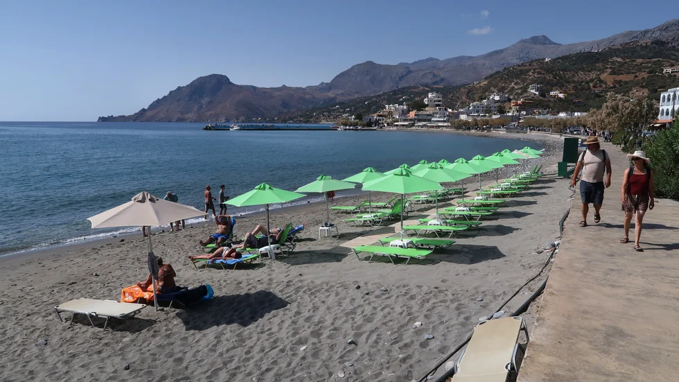 Det blev inget solande på stranden för en sexbarnsfamilj från Västergötland efter ankomsten till Kreta. Barn under tio år behöver visserligen inte coronatestas före avresan – men familjens barn testades i|stället när man kommit fram. En symtomfri sexåring testades positivt, varpå hela familjen satts i karantän. Arkivbild.