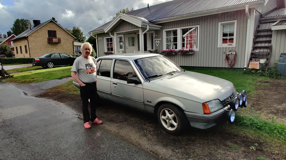 Stig Åkerlinds gamla Opel Rekord som går under namnet "Doris" stals från villatomten i Älvsbyn. Tjuvarna lämnade bilen på Råggatan och flydde till skogs.