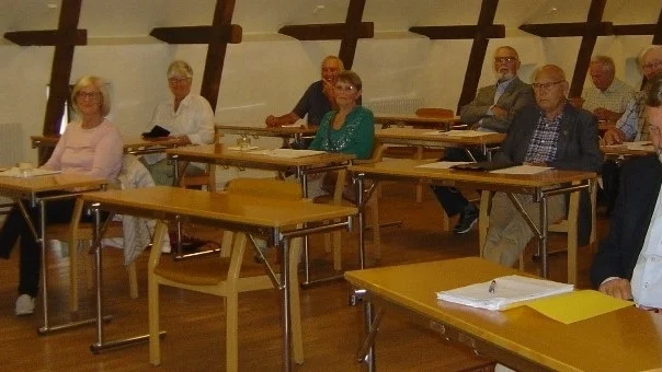 Årsstämman som höll avstånd. I förgrunden stämmordförande Hans Klintbom.