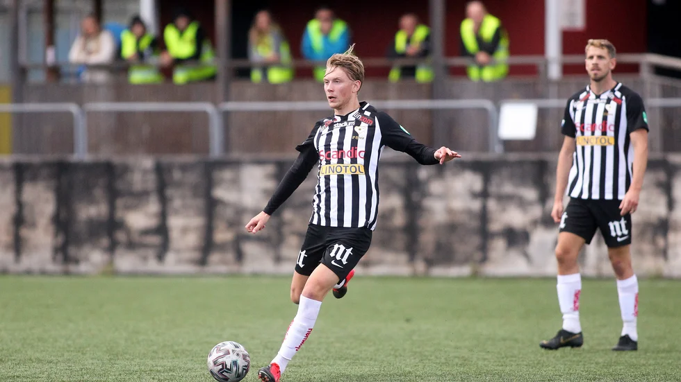 Adam Egnell är avstängd hemma mot Sandviken. Då lutar det åt att Andreas Hadenius (bakom) tar ett steg upp och blir mittfältare. 