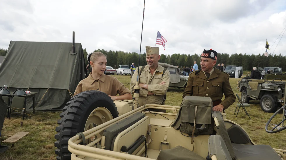 Emma Asp tillsammans med Per Nord och sin pappa Erik Asp. Alla tre anlände till Västerviks flygplats redan på torsdagen och sover i tält under vistelsen.