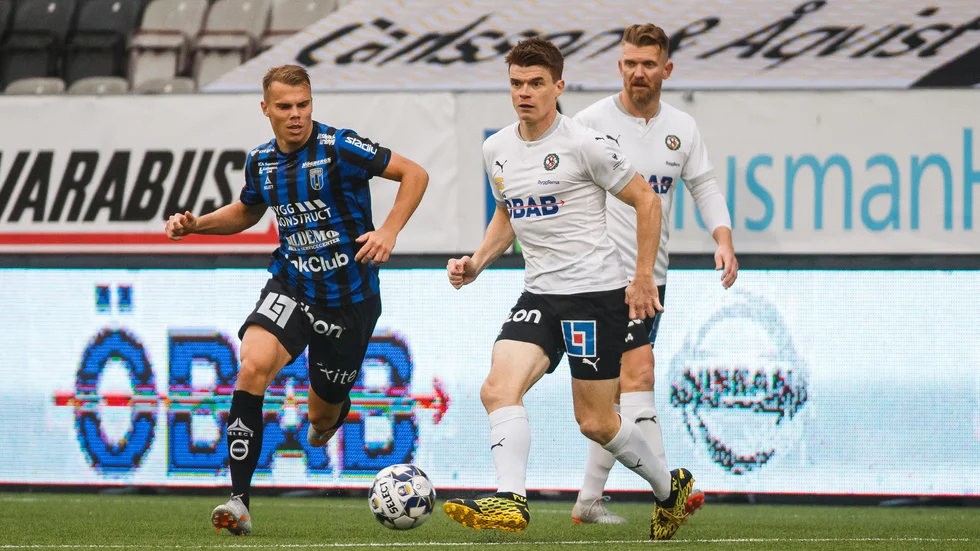 Elias Andersson på väg framåt i matchen mot Örebro SK på Behrn Arena.