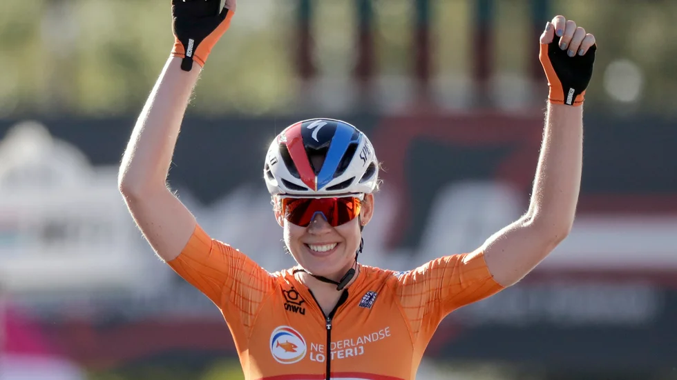 Anna van der Breggen tog VM-guld i damernas linjelopp.