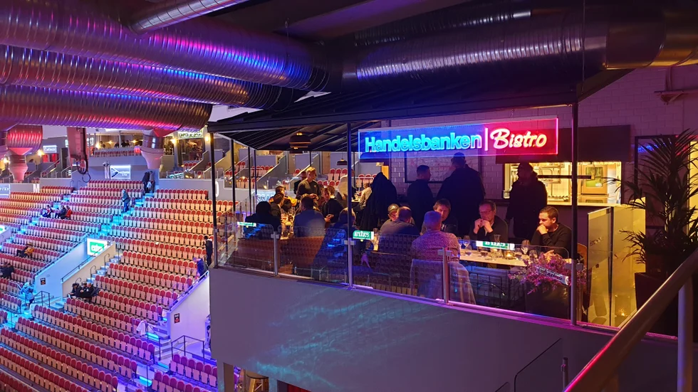 Nu kan den låsta situation i Coop Arena vara på väg att lösas. Om polisen är nöjd med Luleå Hockeys säkerhetsåtgärder under pandemin kan restauranger och loger komma att öppnas redan på lördag.