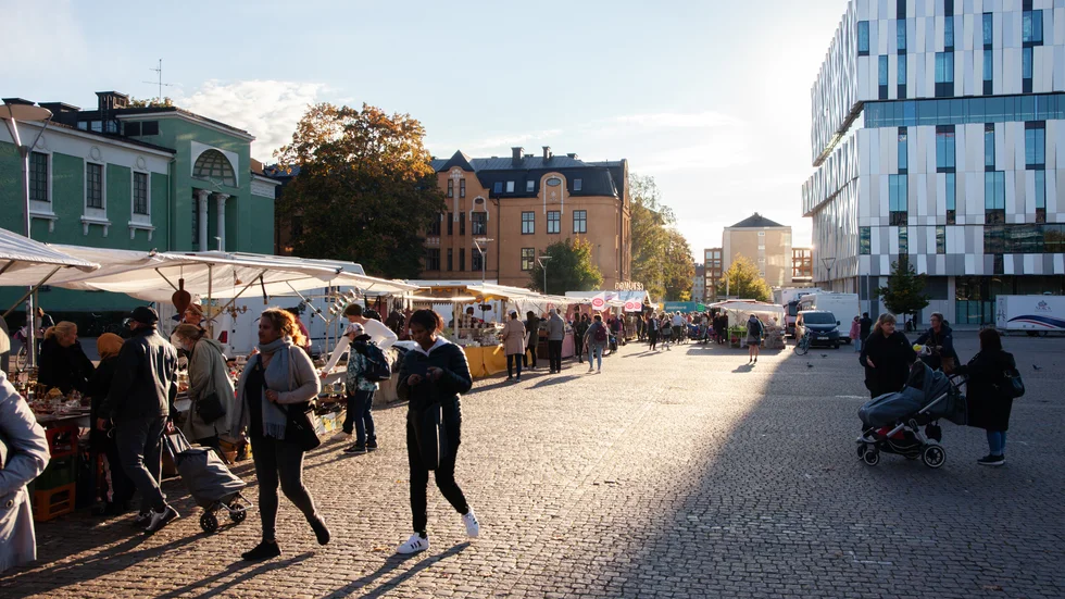 Gör Vaksala torg till ett kulturcentrum
Låt Vaksalaskolan bli ett fint konstmuseum. Bygg en kupol på baksidan där man kan tillsammans med konsten kan utföra olika aktiviteter. Bygg sedan en stor skridskobana på Vaksala torg likt den i Kungsträdgården i Stockholm eller Rockefeller center i New York.Idag pryds torget av 68 matvagnar.
Vilken trevlig idé tycker Karin Boman


Gör Vaksala torg till ett kulturcentrum för musik och konst, tycker skribenten. Här från en marknad på torget häromåret.