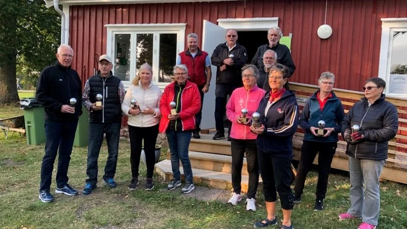 Pristagarna vid årets kommunmästerskap i Boule fick ta emot de ärofyllda pokalerna.