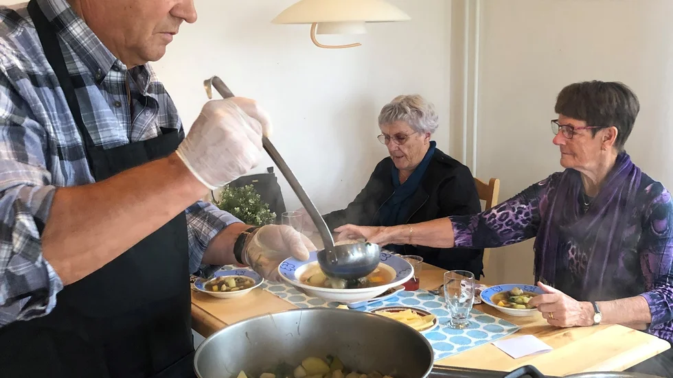 Leif Karlsson serverar den förföriskt väldoftande älgköttsoppan.
