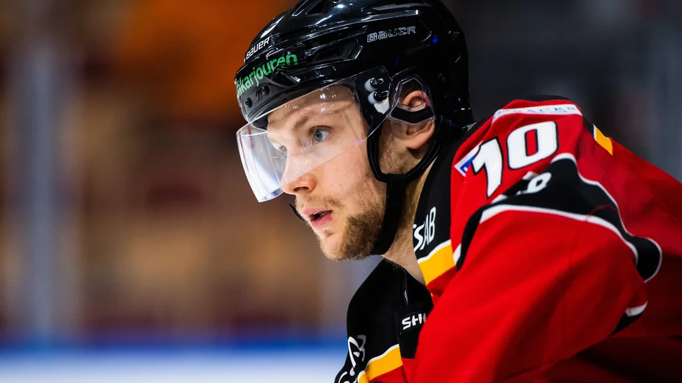 Forwarden Einar Emanuelsson förhandlar med Luleå Hockey om en förlängning i klubben.