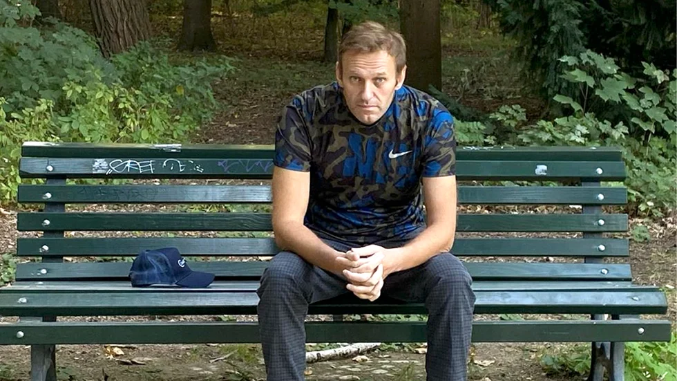 Aleksej Navalnyj på en parkbänk i Berlin.