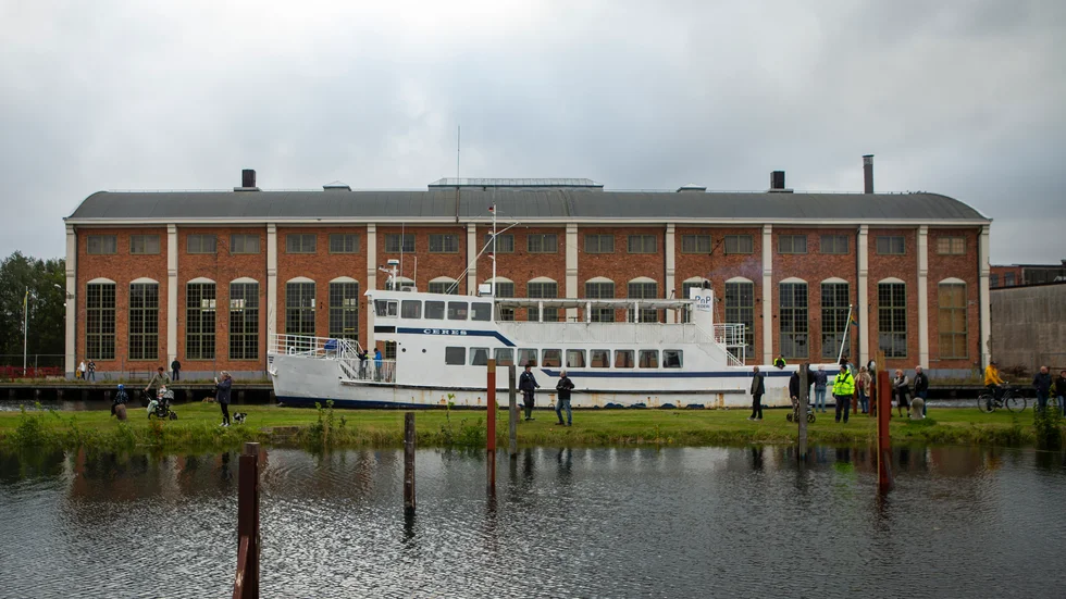 Torrdockan som ligger alldeles intill Gamla Motala Verkstad. Båten Ceres från Forsvik dockades även in i Motala.
