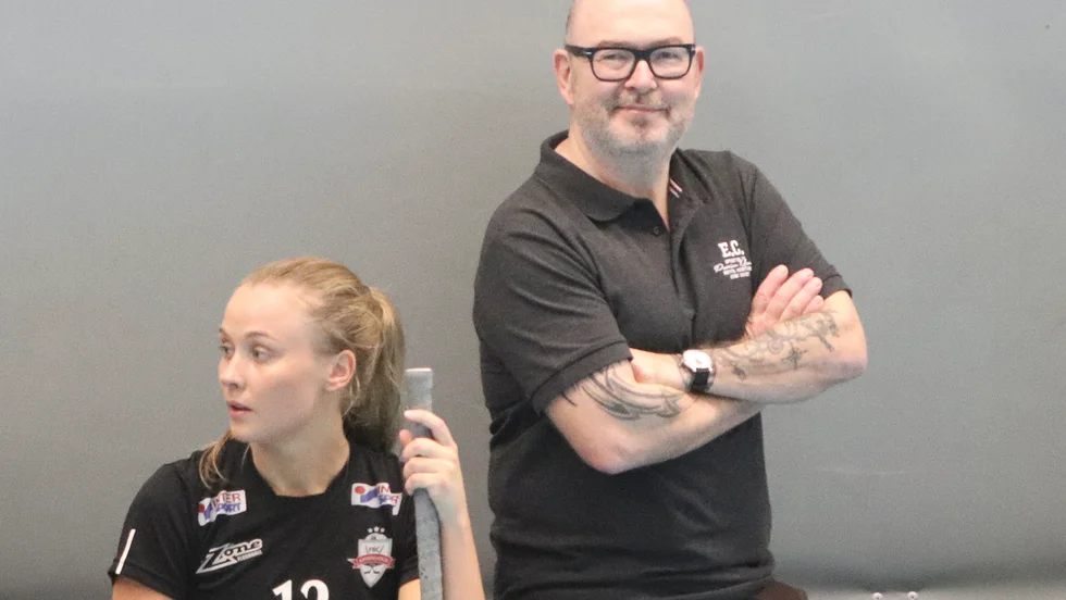 Tränaren Kent Olsson hoppas att sina spelare kommer dra åt samma håll efter helgens slut. Också i bild, Stina Karlsson.