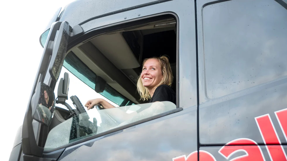 Från hemtjänst till lastbilschaufför. Lone Alexandersson har hittat sitt drömyrke. Snart syns hon i tv-programmet Svenska truckers. 