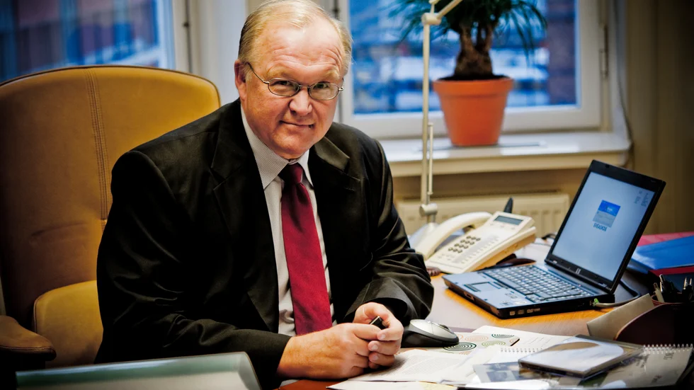 Göran Persson citerade en gång poeten Svante Foerster, som i en dikt skrev, att lika vackert som ”Du gamla du fria” är meningen: ”Votering är begärd och skall verkställas!”