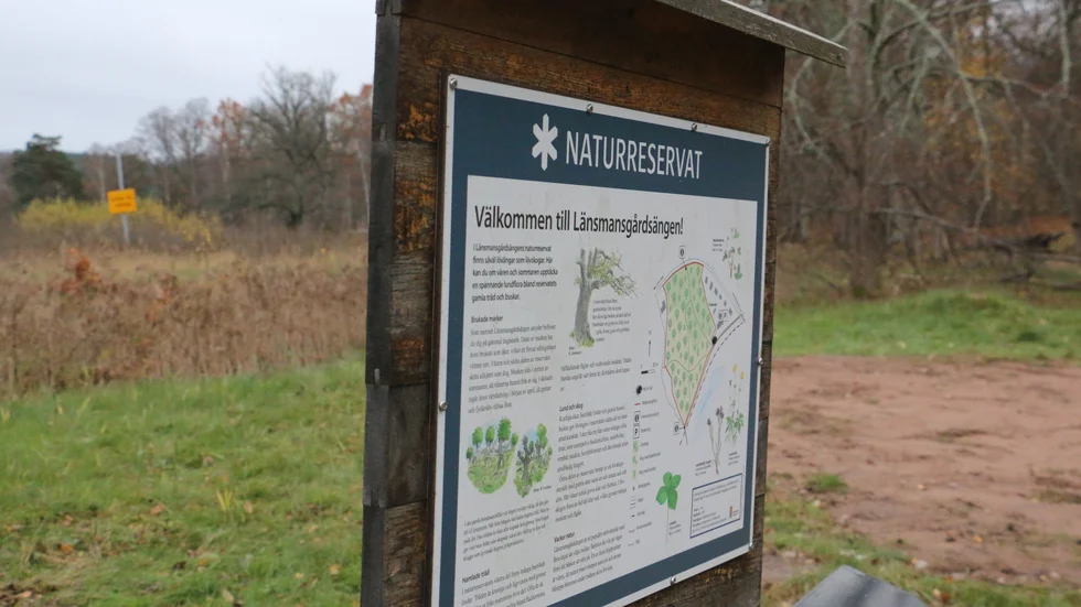 Länsstyrelsen har satt upp en skylt om naturreservatet. Nu vill också kommunen informera mer om vandringsleden som går genom reservatet.