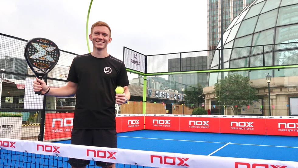 John Sparrefors på PadelX senaste bana på takvåningen till Global Harbor i centrala Shanghai. Sparrefors jobbar nu för att sprida padelsporten i Kina.