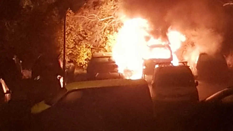 Under natten mot lördag började en bil att brinna på en parkeringsplats vid Ulaxgatan i Motala.