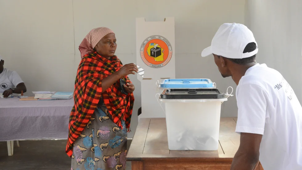 En kvinna lägger sin röst i huvudstaden Dodoma i Tanzania.