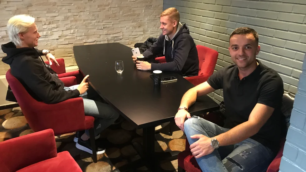 Det är på Ströget som Motala AIF:s fotbollsspelare ofta hänger. Simon Karlsson, David Lantz och Valon Silka satt en stund på torsdagen och Sporten passade på att intervjua Silka inför helgens match mot Tvååker.