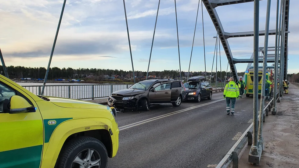Två bilar kolliderade på Bergnäsbron i Luleå.
