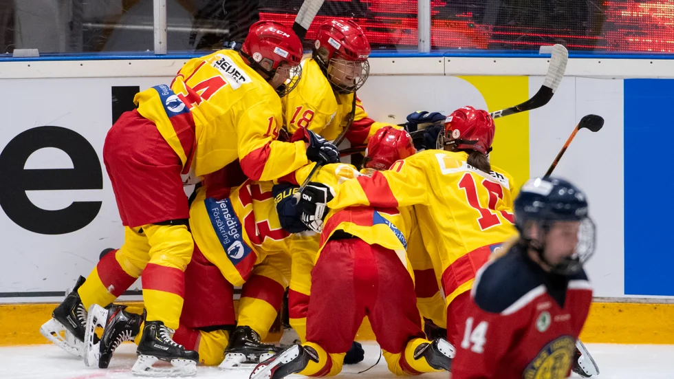TV-puckshög. Smålands tjejer besegrade Stockholm i finalen, medan Östergötland kom fyra.