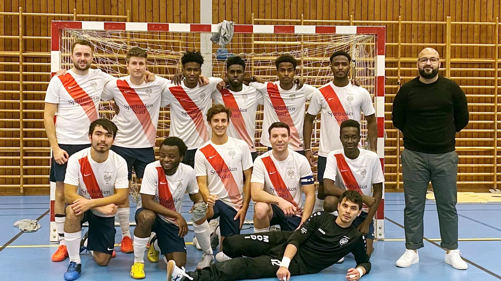 Jokkmokks SK har inlett futsalsäsongen strålande med två raka vinster i division 1. Tränaren, Andrés Moncada, till höger i bild, tro att laget kan fortsätta på den inslagna vägen.
