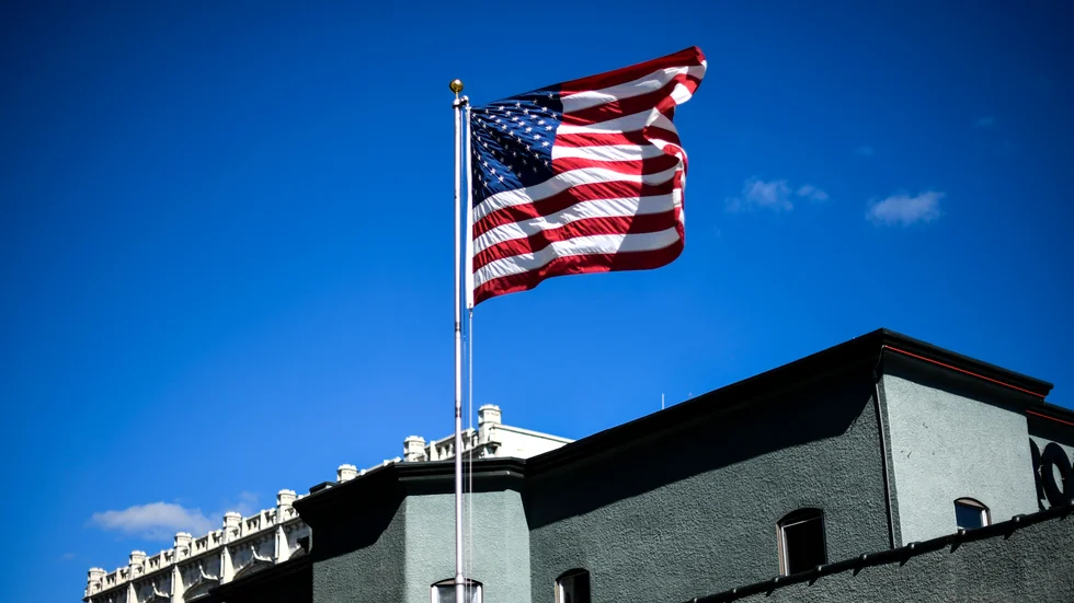 I Sverige är 8760 personer boende i Sverige registrerade som amerikanska medborgare över 18 år. Däremot lär fler vara röstberättigade då dubbla medborgarskap inte syns i statistiken.