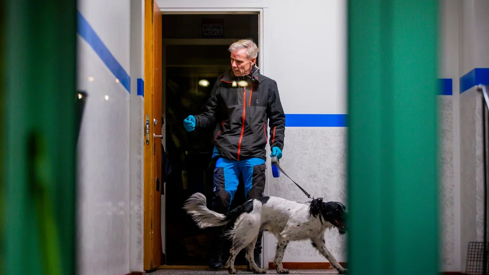 Polisen genomförde på torsdagskvällen en husrannsakan i 44-åringens bostad. Men än så länge har mordvapnet inte hittats.