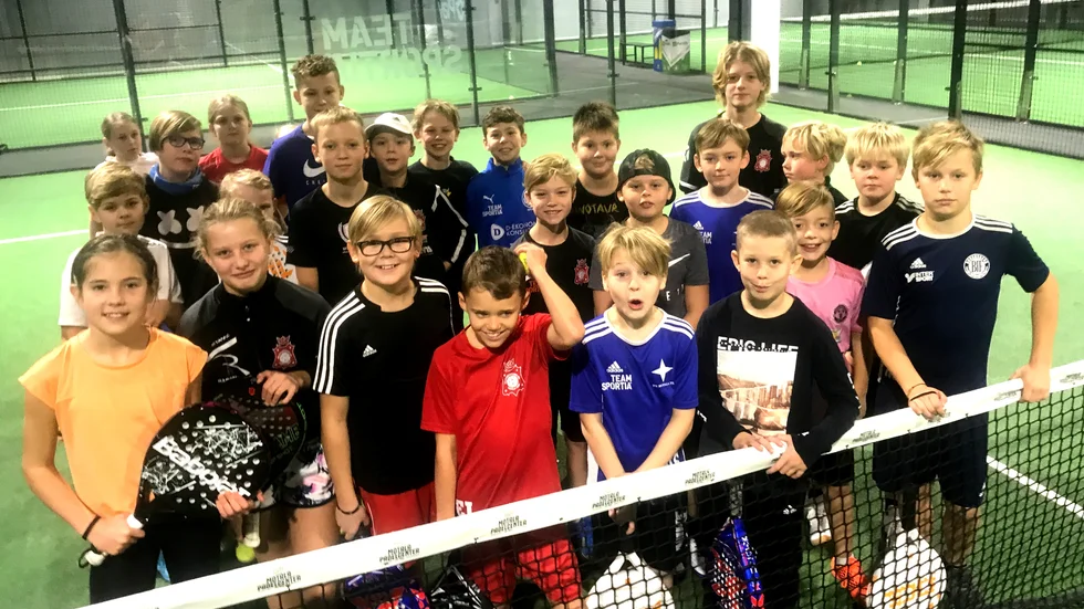Fullt på padelbanan. Pdl Motala är en av de padelhallar som arrangerat ungdomsträning på läslovet. "Lätt att lära sig och de är jätteduktiga", säger instruktören Erik Moberg.