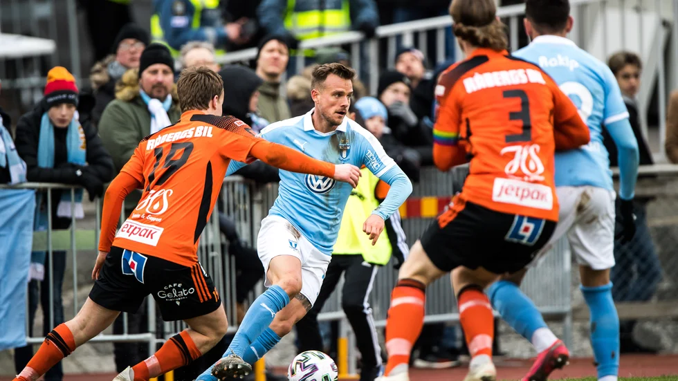 Joel Elofsson (till vänster) i FK Karlskronas orangea tröja i matchen mot Malmö FF i Svenska cupen.
