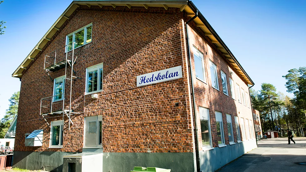 Ett av förslagen är att lägga ned Hedskolan. I det andra förslaget blir skolan kvar som mellanstadieskola.