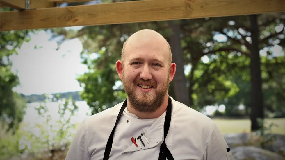 Stefan Södergren, 30, är köksmästare på restaurang Nya källan utanför Jogersö sedan ett år tillbaka.