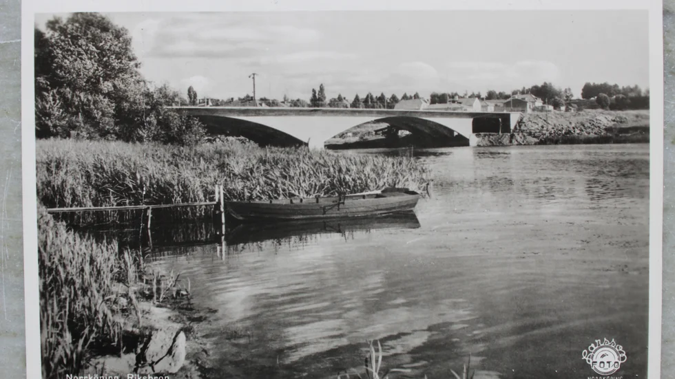 Gamla Riksbron över Strömmen vid Himmelstalund och som hade vackra, nästan poetiska valv under sig.