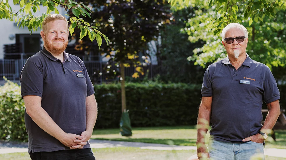 Styrelsemedlemmarna Carl-Johan Algotsson och Nisse Hällegard i Brf Tryckaren förvånas över hur smidigt införandet av papperspåsar för matavfall fungerat i föreningen.