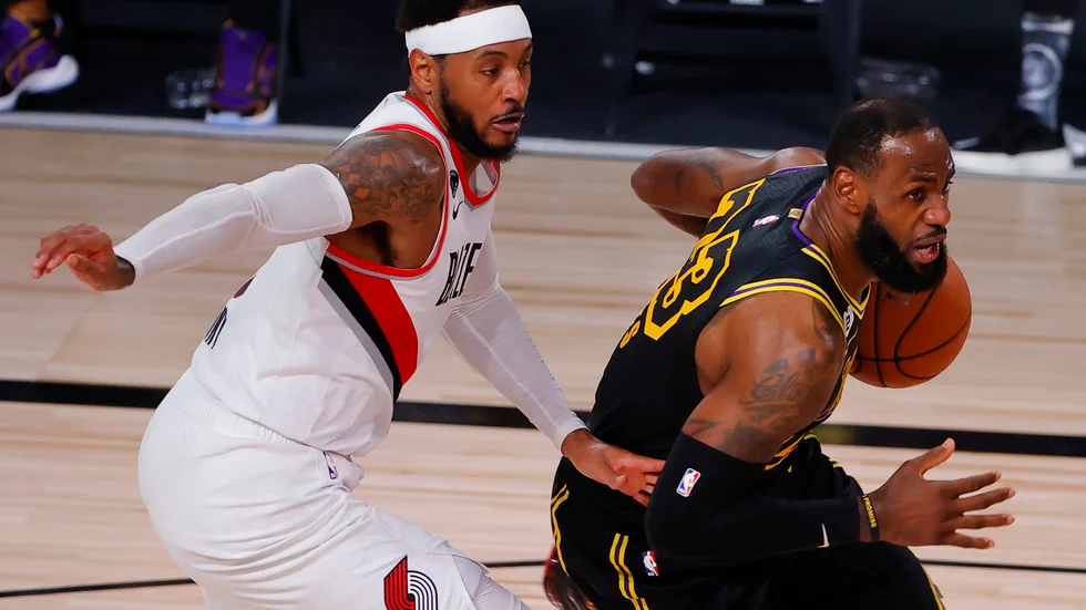 LeBron James, till höger, och hans Los Angeles Lakers leder åttondelsfinalserien mot Portland Trail Blazers med 3–1 i matcher. Arkivbild.