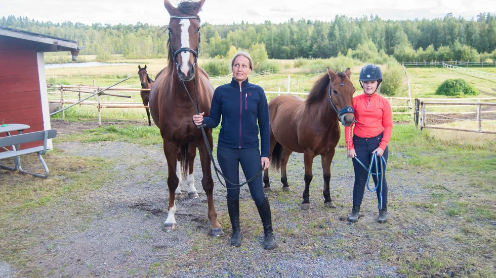 Ann Bergström och Astrid Andersson har båda upplevt att deras hästar har blivit skrämda av motorcrossförare i skogen.