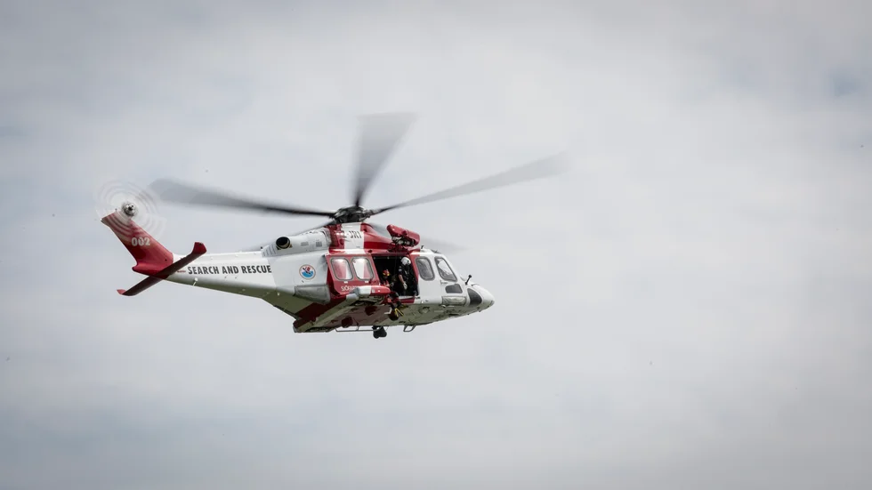 En större räddninginsats drogs igång på söndagen efter att en segelbåt med två personer ombord börjat ta in vatten väster om Gotland. På bilden Sjöfartsverkets helikopter.