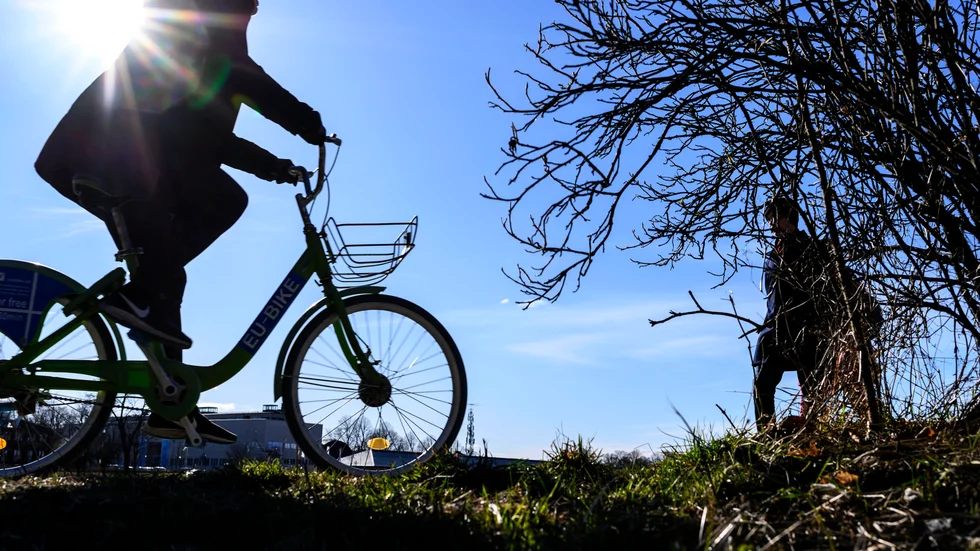 De flesta dagliga bilturer till arbete eller skola kan göras på en halvtimme på cykel, visar undersökningar, skriver insändarskribenten.